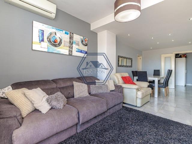Piso en venta en Marbella, Rodeo Alto Guadaiza La Campana. Amplio piso de 3 dormitorios con vistas al mar, piscina y garaje. Pisos.