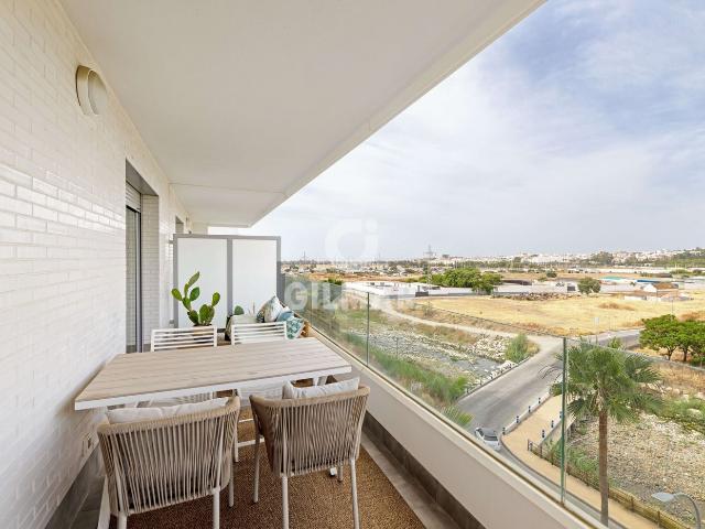 Piso en venta en Marbella, Rodeo Alto Guadaiza La Campana. Apartamento con vistas al mar y excelente ubicación en Nueva Andalucía, cerca de Puerto BanúsSituado en una cuidada urbanización d. Pisos.