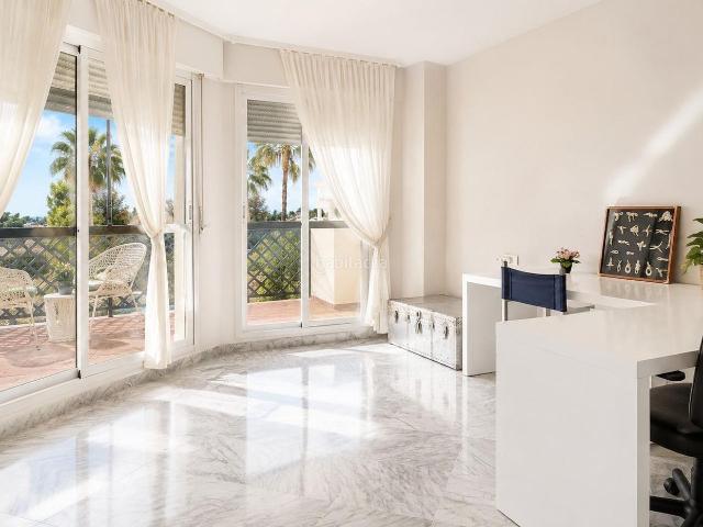 Piso en venta en Marbella, Rodeo Alto Guadaiza La Campana. Exclusivo apartamento con gran terraza y vistas al mar en Puerto Banús Nueva Andalucía, Marbella. Pisos.