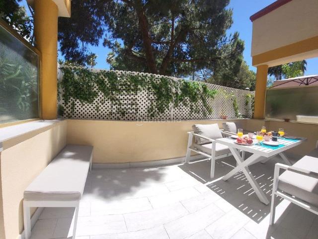 Piso en venta en Marbella, Romana Playa. Apartamento en venta en 1º línea de playa en Urbanización Romana Playa,de Elviria en Marbella. Pisos.