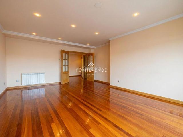 Piso en venta en Marín. Amplio piso de 4 habitaciones y todas las comodidades en Marín. Pisos.