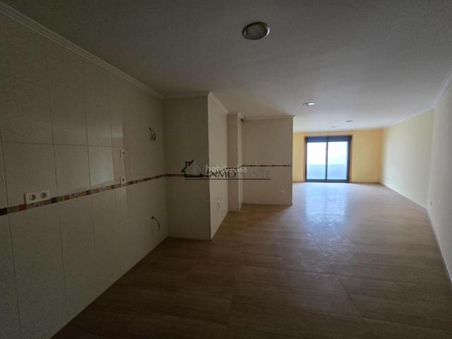 Piso en venta en Marín. Se vende piso situado en la Calle Concepción Arenal de Marín, muy cerca del Parque Eguren, y con todos los servicios muy cerca sup. Pisos.