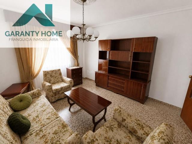 Piso en venta en Martos. Piso en Martos con patio, lavadero y sótano. Pisos.
