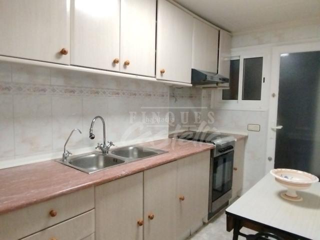 Piso en venta en Mataró, Centre. MATARÓCerca de la estaciónRef.152232 Precio 250.000Para reformarSup. Construida 94 mSup. Útil 84 mDormitorios 4Baños 1Ascensor Sí. Pisos.