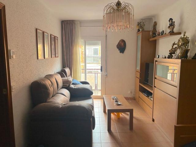 Piso en venta en Mataró, Cerdanyola Nord. Luminoso piso de 3 habitaciones con balcón en Cerdanyola Norte. Pisos.
