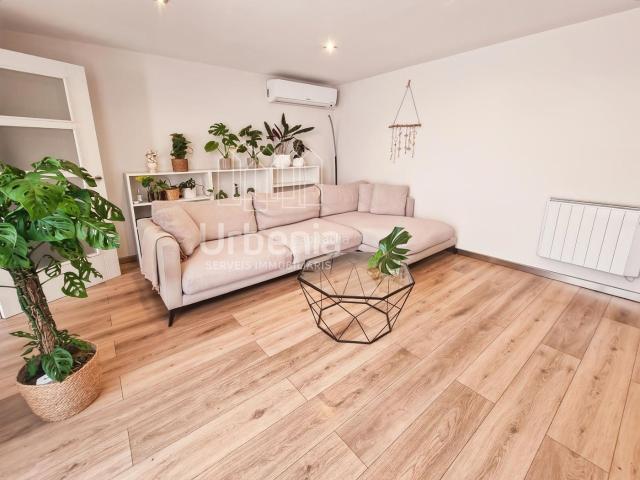 Piso en venta en Mataró, Cerdanyola Nord. Reformado con terraza solárium, piscina y barbacoa privada. Pisos.