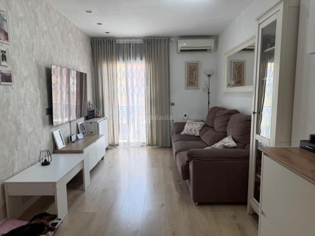 Piso en venta en Mataró, Cerdanyola Sud. Piso Reformado de 2 Habitaciones con Patio y Balcón en Cerdanyola Sur. Pisos.
