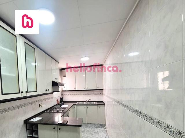 Piso en venta en Mataró, Els Molins. Amplio piso de 4 ahbitaciones con terraza privada y barbacoa en Mataró. Pisos.