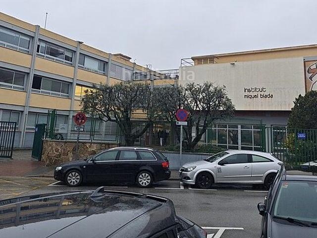 Piso en venta en Mataró, Peramàs. Amplio piso de más de 100 m² con 4 habitaciones, dos balcones y trastero en Plaza Cataluña. Pisos.