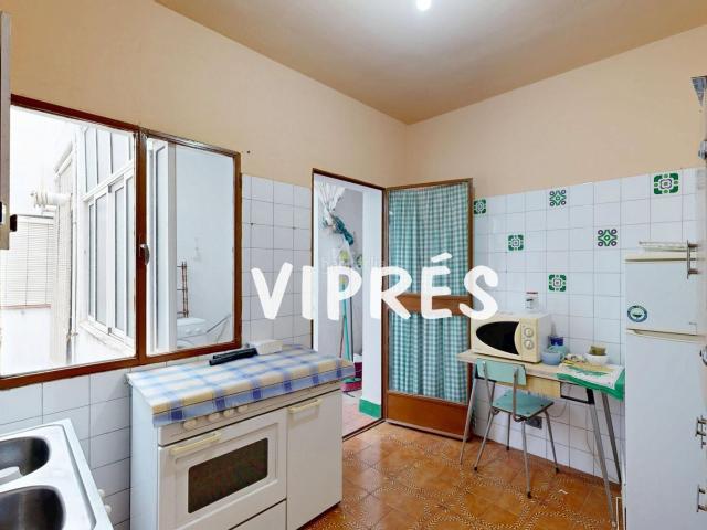 Piso en venta en Mérida, Centro. Atención ! Me complace presentarles un piso ideal para reformar a tu gusto y vivir a pocos metros del Teatro Romano en una zona. Pisos.