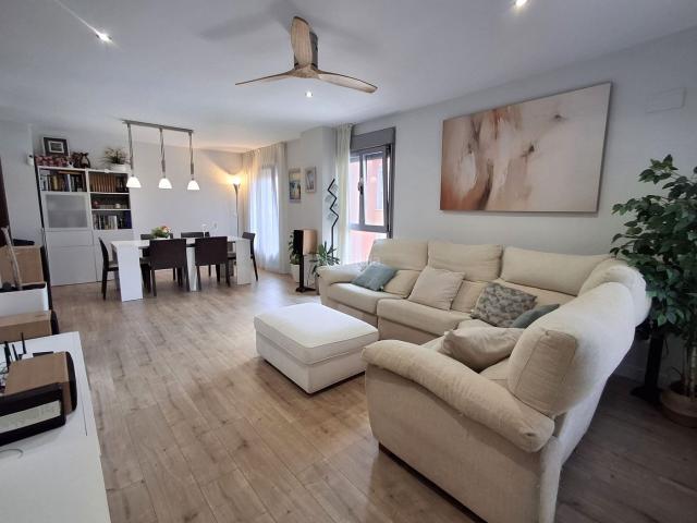 Piso en venta en Mérida, Norte. 211 m construidos, GRAN TERRAZA, PISCINA y ESPACIOS QUE ENAMORAN. 2 garajes y 2 trasteros. Pisos.