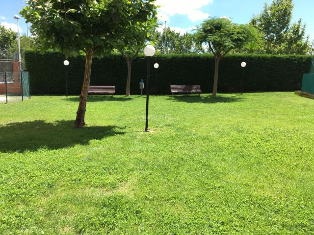 Piso en venta en Mérida, Oeste. PIso en urbanización privada con piscina y pádel. Pisos.