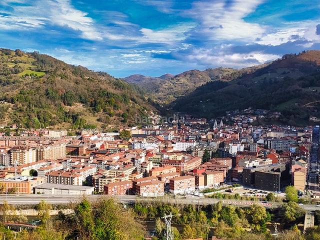 Piso en venta en Mieres, La Villa Bazuelo. Descubra su próximo hogar en el corazón de Mieres! Le presentamos un magnífico piso que combina comodidad y practicidad, una oport. Pisos.