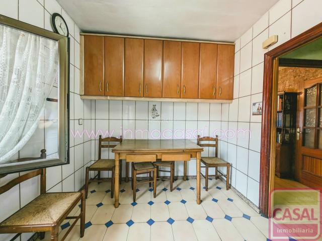 Piso en venta en Mieres, San Pedro Siana. Se vende piso en pleno centro de Mieres. Si distribuye en 3 dormitorios, acogedora sala de estar, cocina equipada y baño. Calefacc. Pisos.