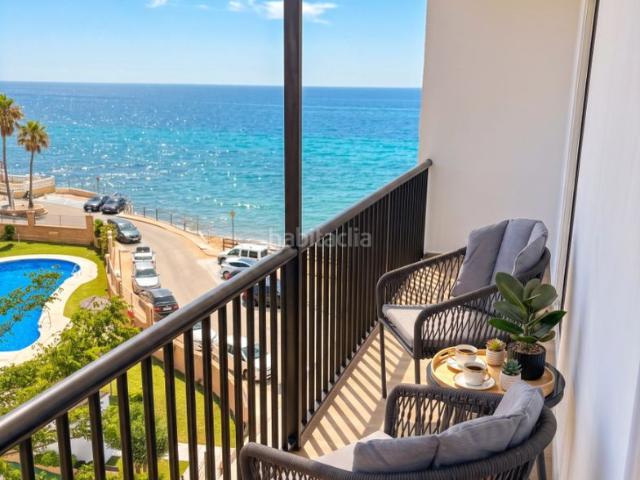 Piso en venta en Mijas, Calahonda. Luminoso apartamento renovado en 1ª línea de playa con terraza y vistas al mar en Calahonda. Pisos.