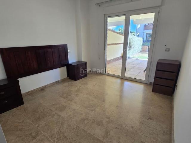 Piso en venta en Mijas, Riviera del Sol. Bajo exclusivo con gran jardín privado, piscina 365 días y chiringuito en urbanización de lujo. Pisos.