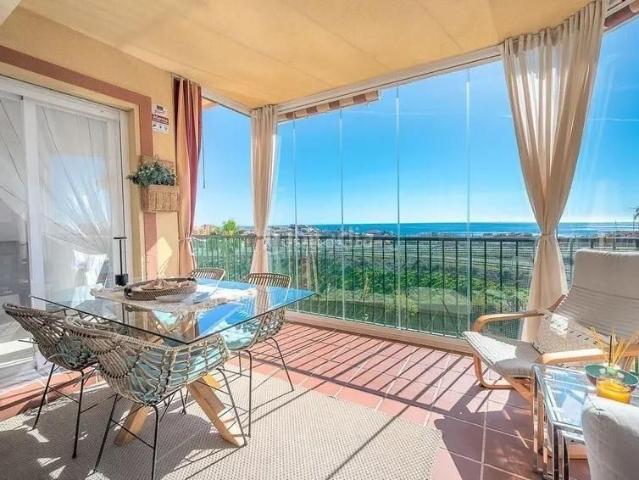 Piso en venta en Mijas, Riviera del Sol. Luminoso piso en Mijas Golf con Amplia terraza orientación sur, vista al mar, piscina, garaje y trastero. Pisos.