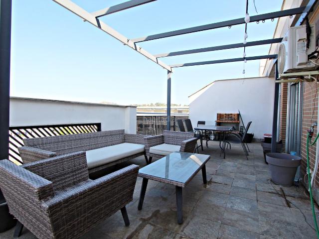 Piso en venta en Monserrat. Atico en planta 3 habitaciones 2 baños. Pisos.