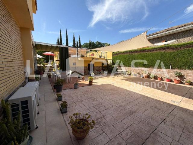 Piso en venta en Montequinto, Cerros de Montequinto. Chalet adosado de 300 m con 5 dormitorios y piscina en Montequinto. Pisos.