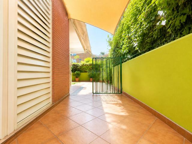 Piso en venta en Montgat. ¡OPORTUNIDAD ÚNICA EN LA COSTA! IMPRESIONANTE PISO DE 3 HABITACIONES CON JARDÍN Y PISCINA A 5 MINUTOS DE LA PLAYA. Pisos.