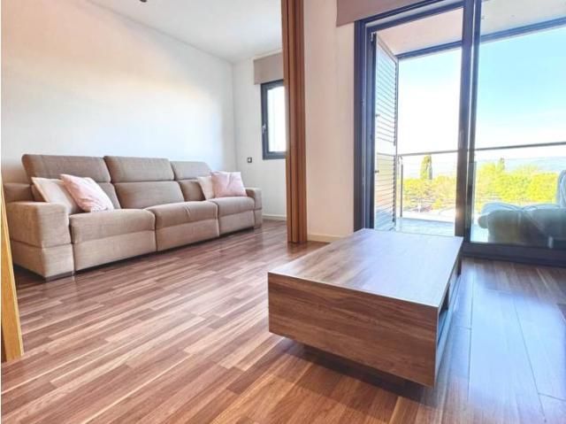 PISO EN VENTA EN MONTJUÏC, CON TERRAZA Y COMPLETAMENTE REFORMADO