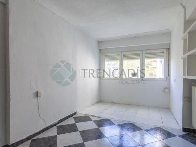 Piso en venta en Móstoles, El Soto. Excelente ubicación !Piso de 88 m para actualizar a la venta en Móstoles, Madrid.La vivienda está distribuida en salóncomedor, tre. Pisos.