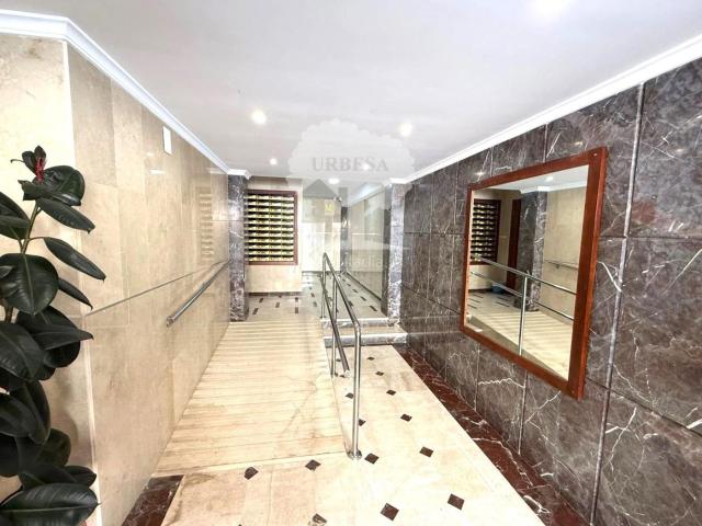 Piso en venta en Motril, Torrenueva. Piso en urbanización privada con vistas al mar, tres dormitorios, terraza, orientación oeste con zona de piscina comunitaria. Pisos.