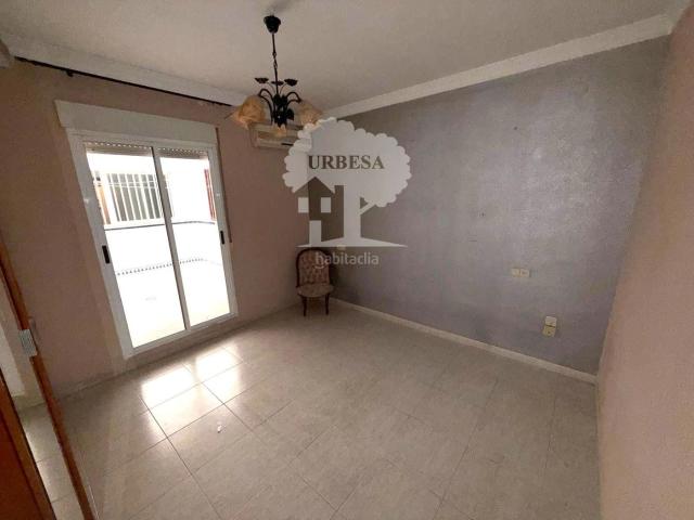 Piso en venta en Motril, Motril ciudad. Vivienda en planta baja, tres dormitorios, dos baños, cocina amueblada, plaza de garaje y trastero en la zona de cubierta. Pisos.