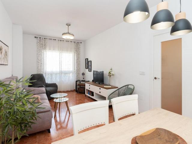 Piso en venta en Motril, Playa de Granada. Vive o invierte en el Puerto de Motril Piso seminuevo y amueblado. Pisos.