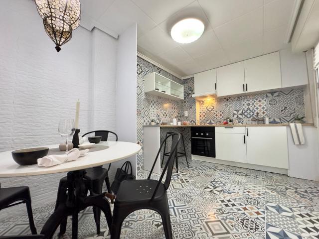 Piso en venta en Novelda. Gran piso de 4 habitaciones reformado junto a Avenida de la Constitución. Pisos.