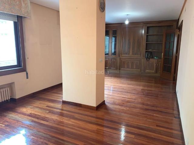 Piso en venta en Ourense, Centro. AMPLIO PISO EN VENTA ENFRENTE AL PARQUE SAN LAZARO CON GARAJE EN EL MISMO EDIFICIO. Pisos.