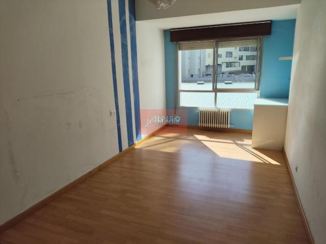 Piso en venta en Ourense, Centro. Pisos.