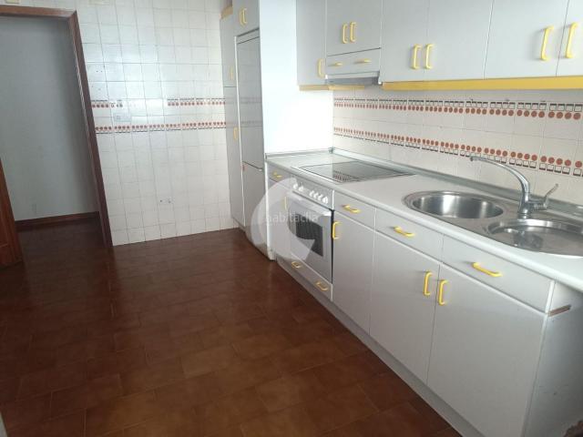 Piso en venta en Ourense, Centro. Vivienda situada en la calle Doctor Fleming, ideal para quienes buscan espacio y buena ubicación. El piso se distribuye en cuatro. Pisos.