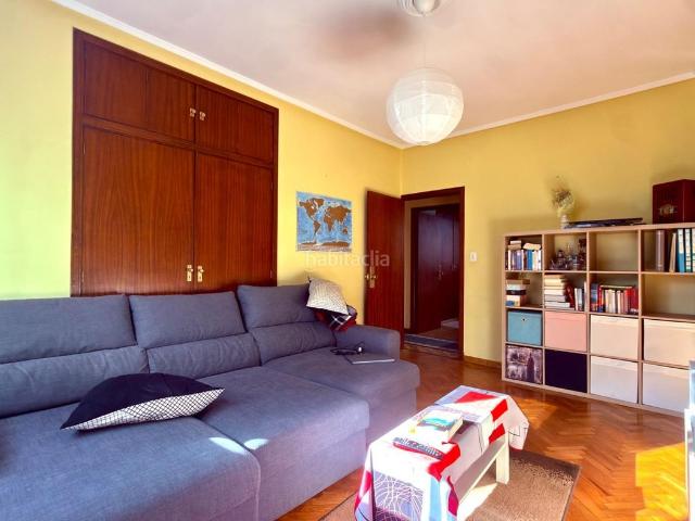Piso en venta en Ourense, As Lagoas. Descubre este amplio y luminoso piso en las Lagunas, ideal para quienes buscan comodidad y cercanía a la universidad. Pisos.