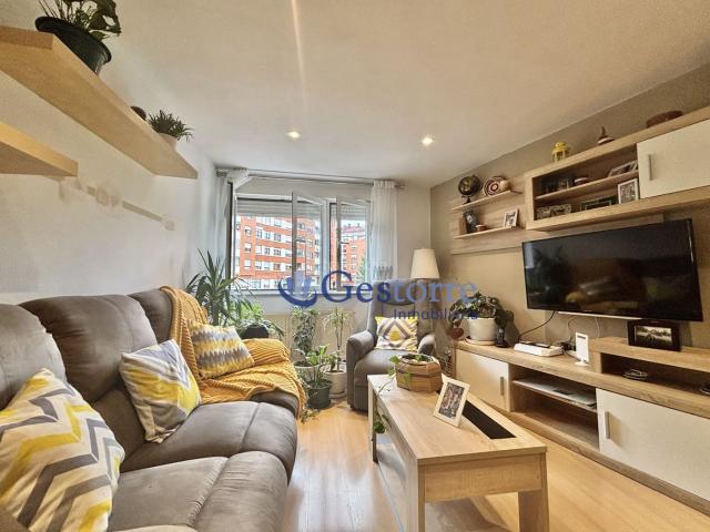 Piso en venta en Oviedo, Argañosa. Piso listo para entrar a vivir en Calle Argañosa Oviedo A un paso de La Florida Se vende vivienda amueblada en segunda planta con. Pisos.