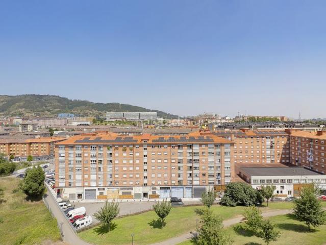 Piso en venta en Oviedo, Cerdeño El Palais Mercadín. LUMINOSA vivienda con amplias VISTAS,tres dormitorios dobles, plaza de GARAJE y TRASTERO La ubicación es otro de sus grandes atrac. Pisos.