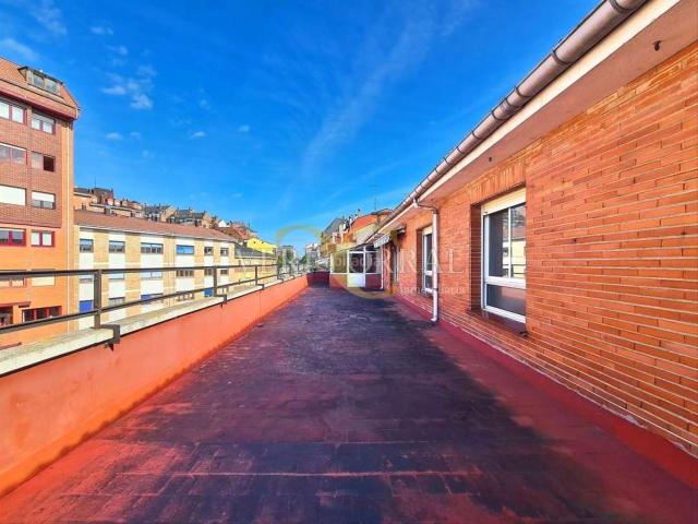 Piso en venta en Oviedo, El Cristo. Exclusiva Ático con terraza en Montecerrao. Pisos.