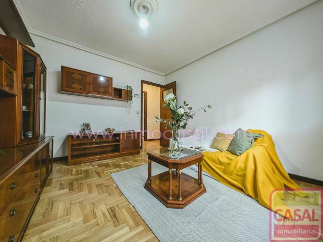 Piso en venta en Oviedo, Fozaneldi Tenderina. TENDERINA ALTA. PALACIO DE LOS DEPORTES. Luminoso piso exterior. Distribuido en tres habitaciones, salón, cocina, baño y un trast. Pisos.