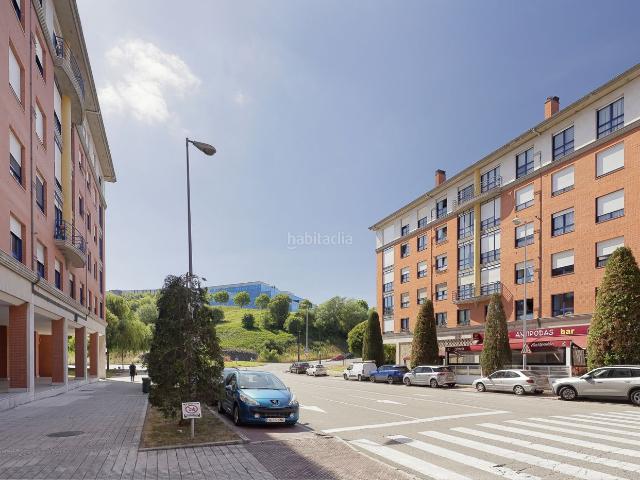 Piso en venta en Oviedo, Huca La Cadellada. Piso impecable, EXTERIOR, y muy soleado junto al HUCA Oviedo Se pone a la venta esta atractiva vivienda situada en la calle Pedro. Pisos.