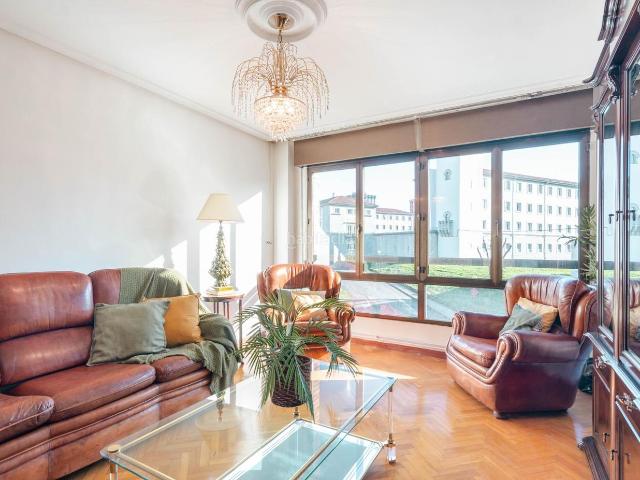 Piso en venta en Oviedo, La Ería. SE VENDE PISO DE 4 HABITACIONES TRES BAÑOS Y PLAZA DE GARAJE Y TRASTERO EN OVIEDO. Pisos.