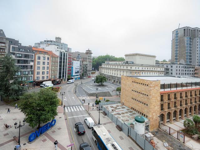 Piso en venta en Oviedo, Salesas Foncalada Campoamor. CENTRO, exclusiva vivienda de lujo con TERRAZA, sexta planta muy soleada y completamente reformada Descubre una propiedad única en. Pisos.