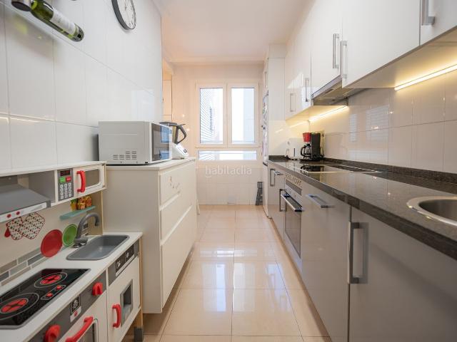 Piso en venta en Oviedo, Salesas Foncalada Campoamor. CENTRO, tercera planta, amplia y muy luminosa, impecable, con plaza de GARAJE y cuarto TRASTERO en el mismo edificio con ascensor. Pisos.