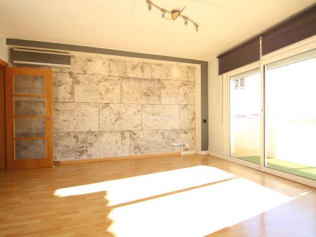 Piso en venta en Olesa de Montserrat. Luminoso piso de 3 habitaciones en zona céntrica junto al Bon Preu. Pisos Olesa de.