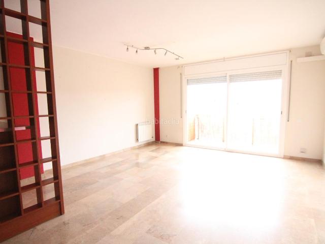Piso en venta en Olesa de Montserrat. Precioso piso de 3 habitaciones y 2 baños con balcones en Plaça Catalunya. Pisos Olesa de.