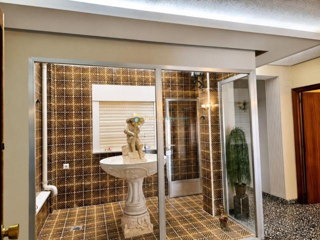 Piso en venta en Oliva, Oliva Pueblo. Amplio piso esquinero con gran potencial. Pisos.