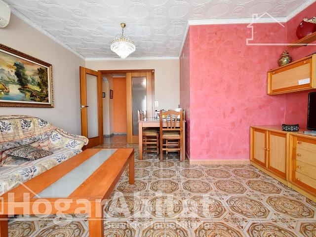 Piso en venta en Oliva, Oliva Pueblo. Muy amplio con balcón, ascensor y muchísima luz natural. Pisos.