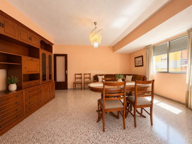 Piso en venta en Oliva, Oliva Pueblo. Si buscas una vivienda amplia, luminosa y bien distribuida en Oliva, esta puede ser la oportunidad que estabas esperando. Se trata. Pisos.