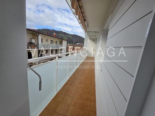 Piso en venta en Ordizia. Vivienda de 2 dormitorios con terraza y garaje cerrado en edificio cercano. Pisos.