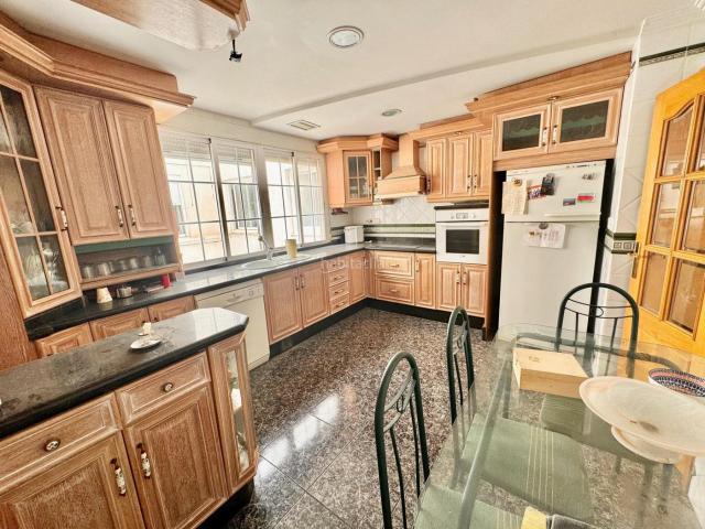 Piso en venta en Orihuela, Orihuela Ciudad. AMPLIA VIVIENDA DE 190M2 DOS PISOS JUNTOS PARA VIVIR CON VESTIDOR, DOS BALCONES, TODO EXTERIOR. Pisos.