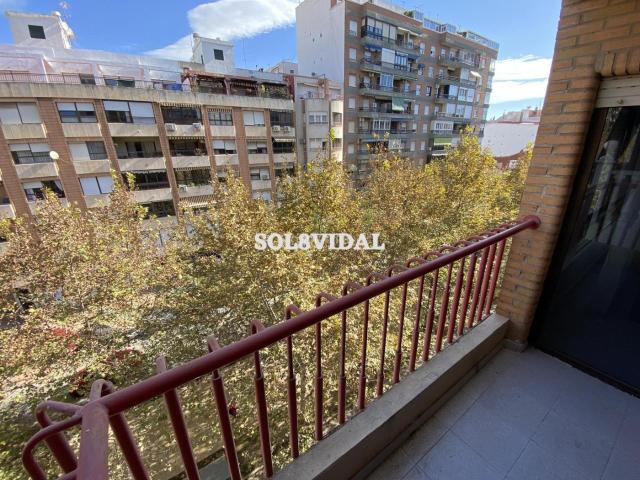 Piso en venta en Orihuela, Orihuela Ciudad. PISO EN AVENIDA TEODOMIRO DE ORIHUELA VIVIENDA EN LOS ANDENES, DISPONE DE 3 AMPLIOS DORMITORIOS, 2. Pisos.